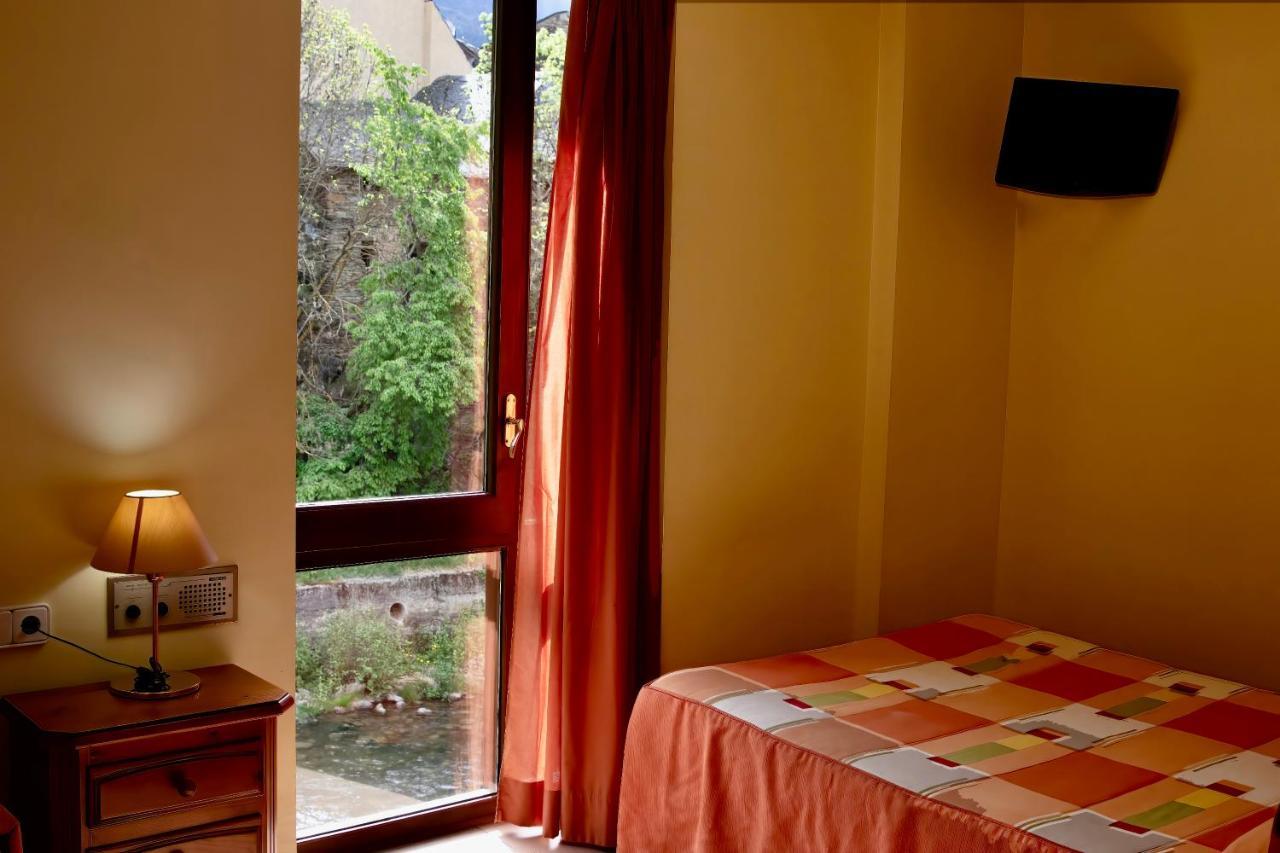 Pensio La Creu Hotel Esterri d'Àneu Kültér fotó